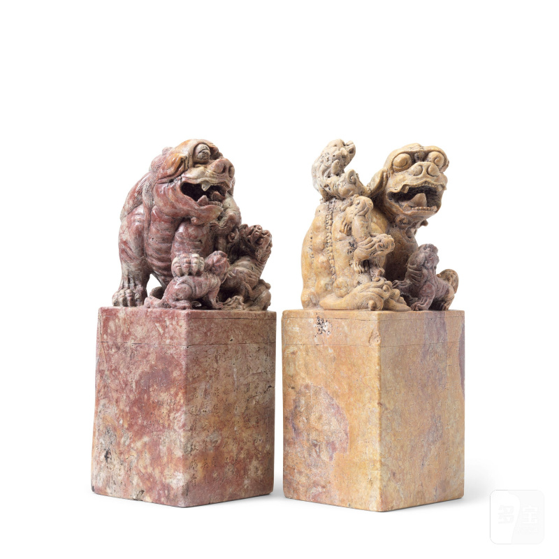 民國 壽山石雕佛獅印鈕一對 | A PAIR OF VERY LARGE CARVED SOAPSTONE 'BUDDHIST LIONS' SEALS - 图2